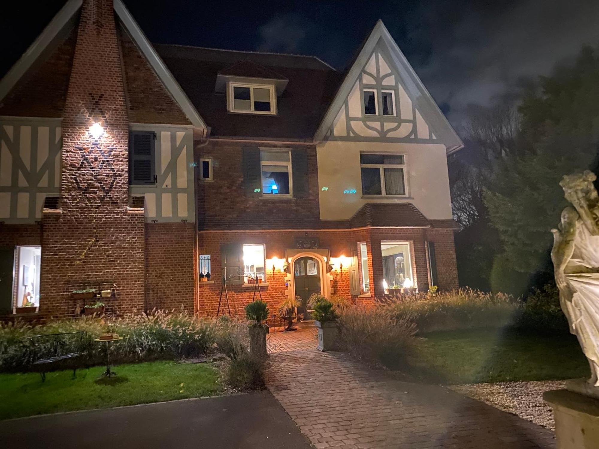Au Petit Manoir Bed & Breakfast